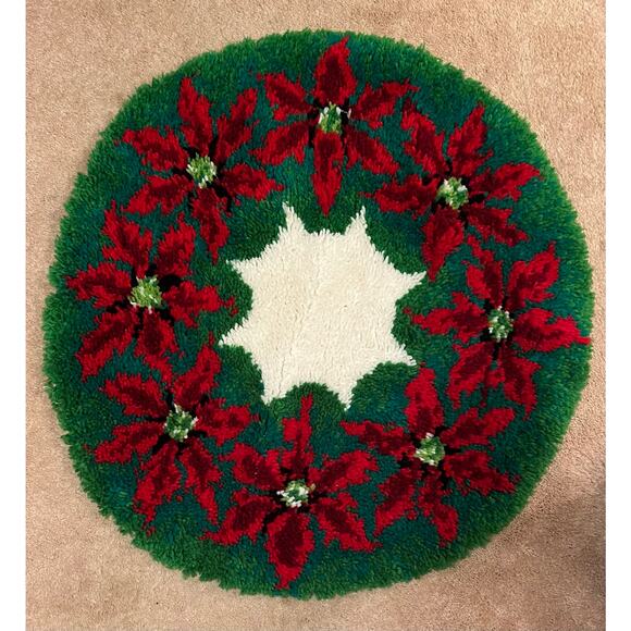 Vintage Latch hook Holiday rug, poinsettia, LARGE  Christmas round, 30" - Picture 1 of 3